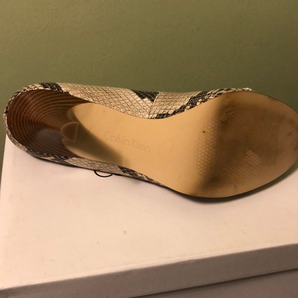 Size 8 Calvin Klein Python Print Open Toe Pumps - Picture 3 of 5